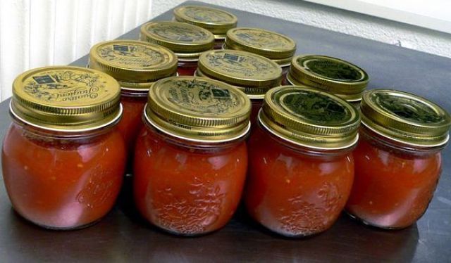 Passata di pomodoro fatta in casa in vasetti sterili chiusi ermeticamente