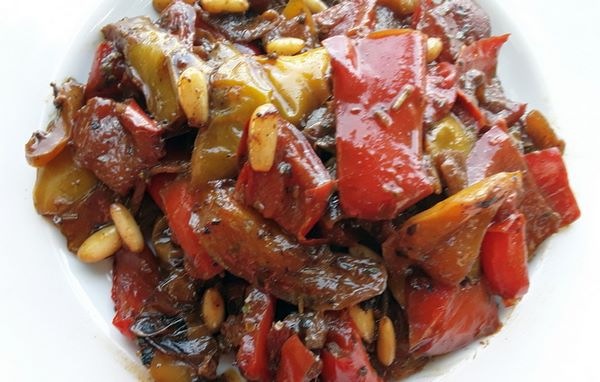 Peperoni stufati in agrodolce con pinoli e alici