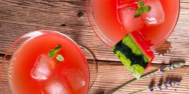 Succo di anguria fresco Dissetante succo di anguria con cubetti di ghiaccio