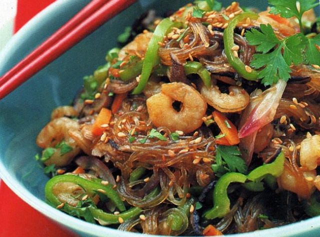 Spaghettini di soia con gamberi, funghi, peperoni e tamari