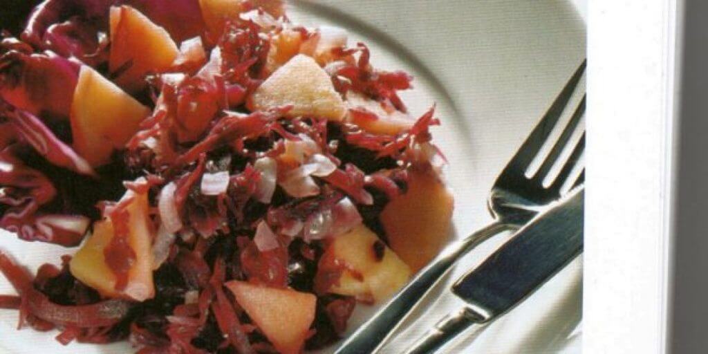 Cavolo rosso e mele per contorno Stufato di cavolo cappuccio rosso e mele verdi in insalata