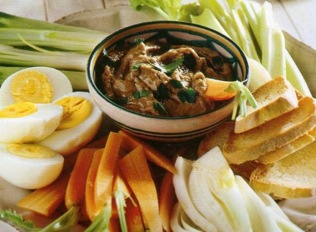 Pinzimonio con salsa di acciughe di accompagnamento Come presentare in tavola le verdure crude e uova sode con salsa di acciughe alla francese