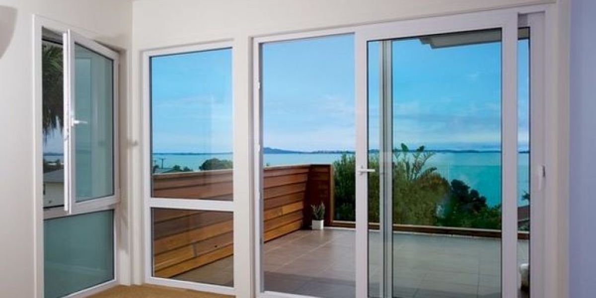 Portafinestra bianca nuova con serramenti e infissi perfetti