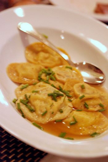 Scodella con ravioli di magro e brodo di pesce