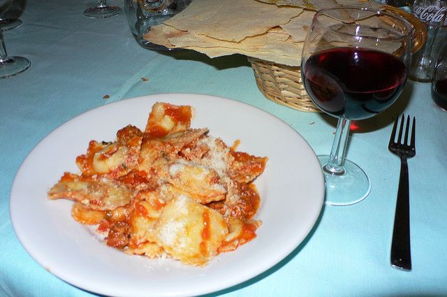 Ravioli con ripieno di pesce avanzato con sugo al pomodoro nel piatto
