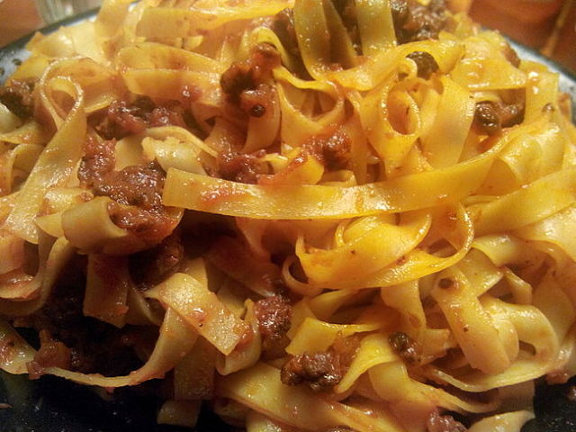 Tagliatelle al ragù bolognese ammorbidito dalla panna e insaporito dai funghi