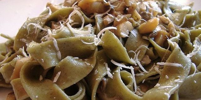 Tagliatelle di spinaci fatte a mano con porcini freschi senza pomodoro