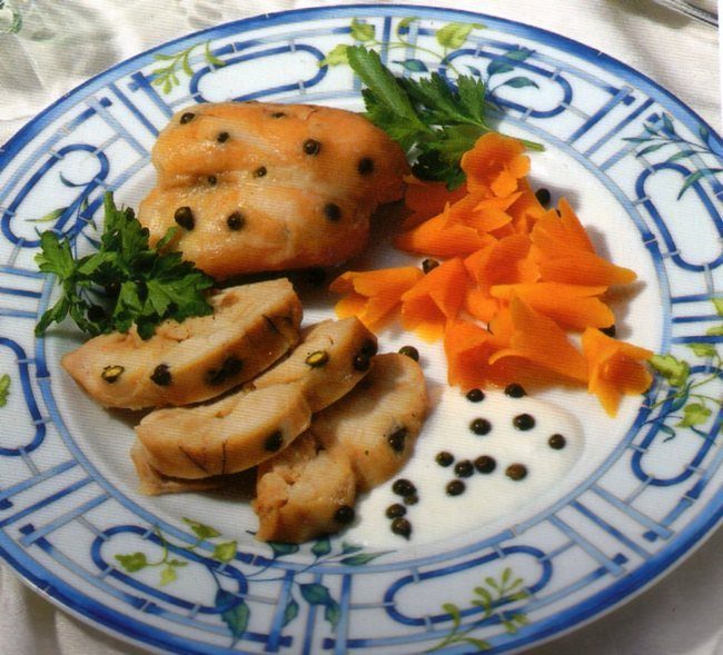 Coniglio lessato senza grassi Fette di cosce disossate di coniglioalla francese con salsa al pepe