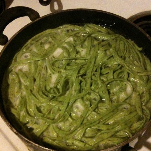 Fettuccine verdi di spinaci Tagliatelle verdi fatte in casa saltate in padella con burro