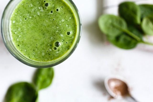 Frullato benefico di verdure fresche con chlorella appena fatto