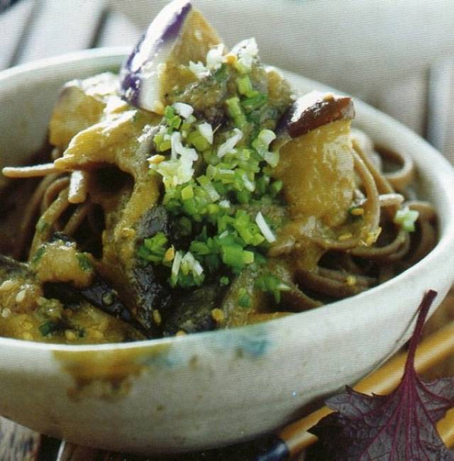 Soba giapponese con salsa di melanzane vegetariana
