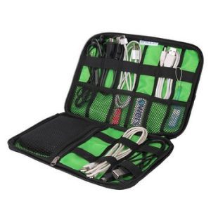 Organizer con accessori elettronici all'interno