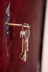 Chiavi dimenticate nella serratura della porta