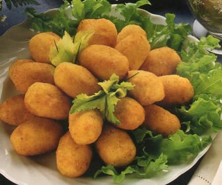 Crocchette alla Kiev con insalatina nel piatto di portata