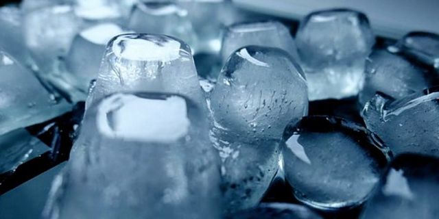 Cubetti di ghiaccio fatti in casa con acqua depurata