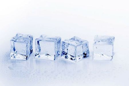 Ghiaccio traparente fatto con la macchina apposita