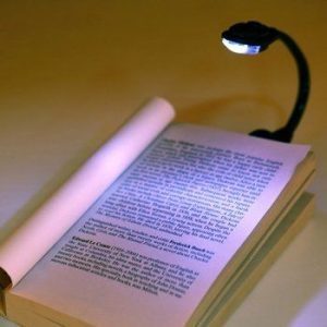 Lapada portatile da lettura illumina la pagina di un libro