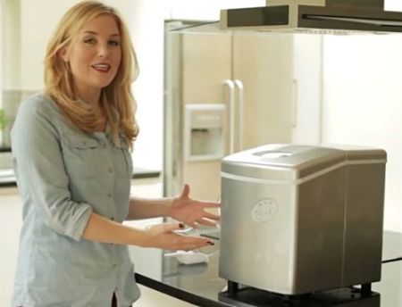 Donna davanti a fabbricatore di ghiaccio casalingo