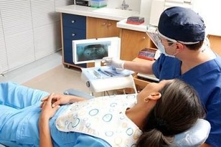 Odontoiatra mostra alla paziente l'esame radiologico