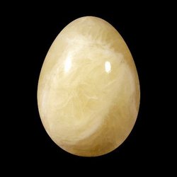 L'uovo di calcite è un regalo gradito a chi si cura con la cristalloterapia