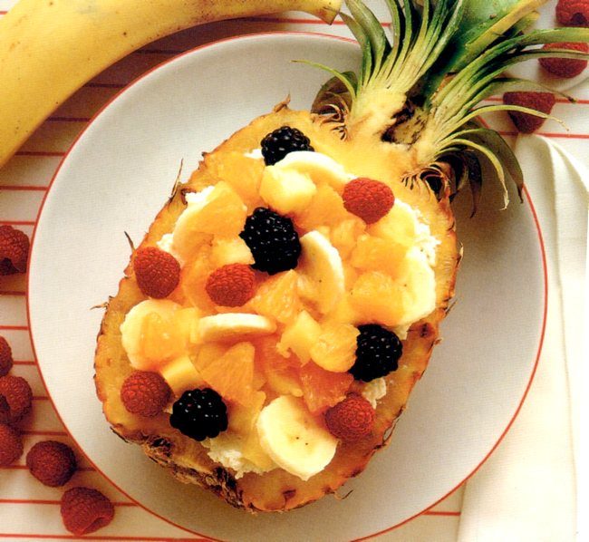 Ananas farcito di frutta Mezzo ananas ripieno di frutti misti a sorpresa