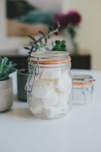 Detersivo in polvere per lavatrice di autoproduzione fatto con ingredienti naturali