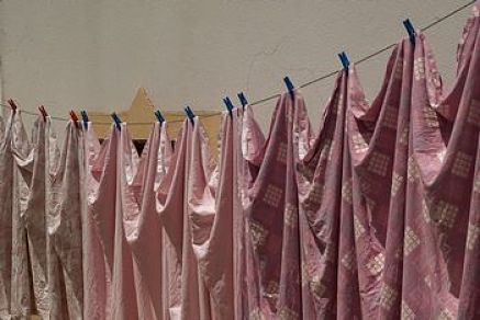  Paia di lenzuola fantasia fatte asciugare sulla corda