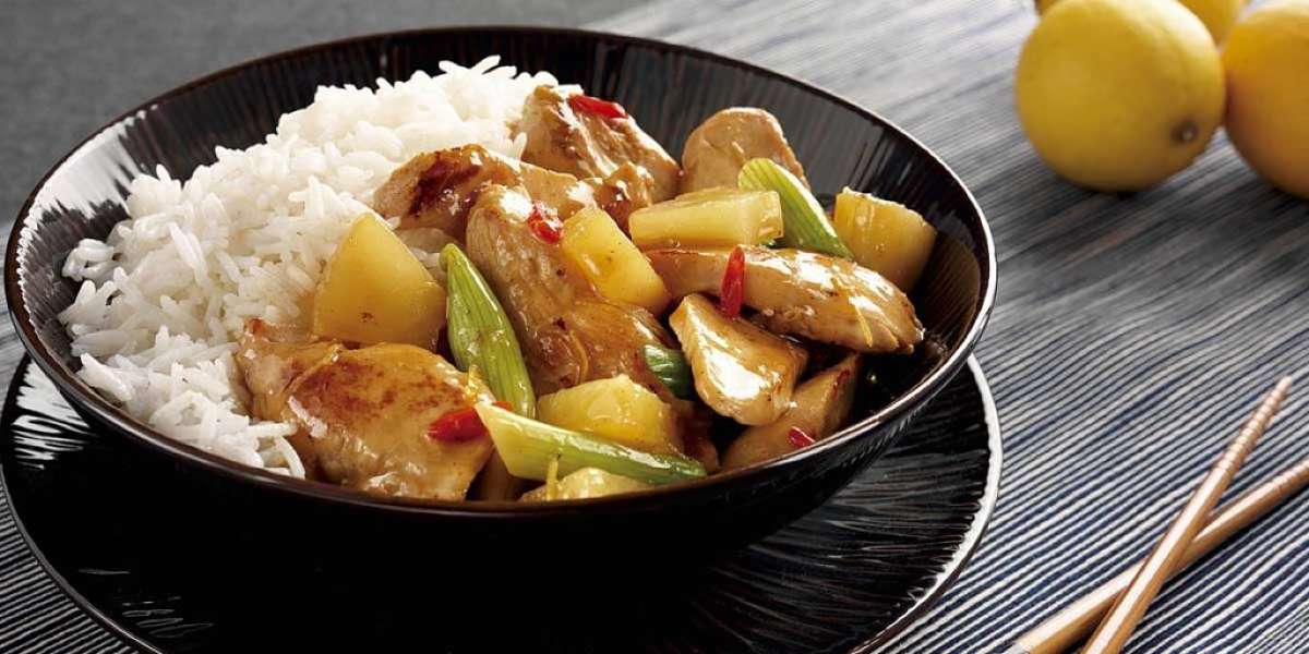 Il pollo in agrodolce è un piatto tipico iraniano Pollo in agrodolce con riso