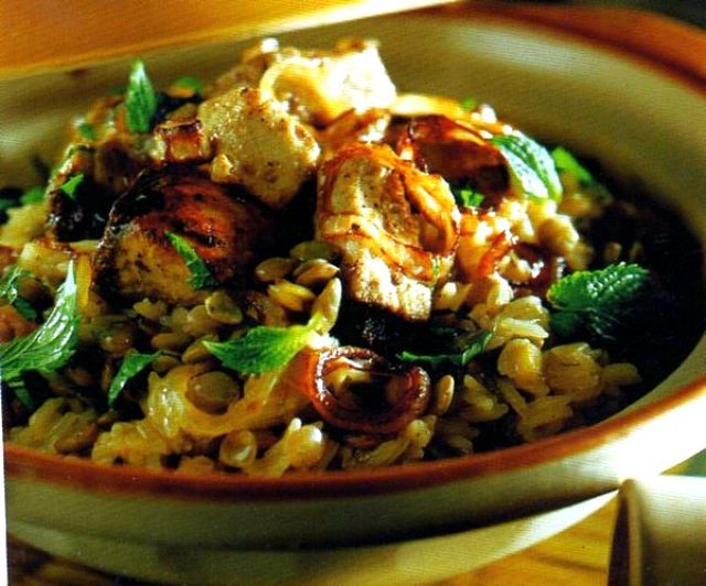 Riso e lenticchie cucinati in modo originale per Capodanno Appetitoso piatto di riso, lenticchie e tonno con spezie