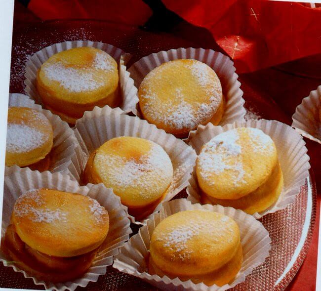 Fragranti biscotti di San Valentino appena fatti