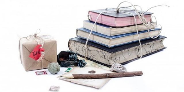 Libri da spedire impilati e legati con lo spago e altri già imballati