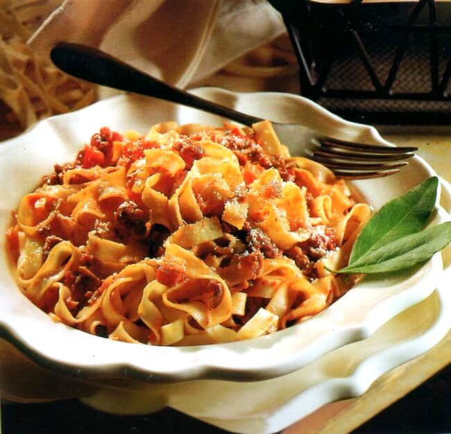 Gustose tagliatelle al tipico sugo di carne di Mantova Tagliatelle con ragù mantovano nel piatto singolo