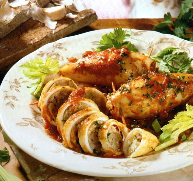 Calamari farciti Calamari alla romagnola interi e affettati nella loro salsa rossa di cottura