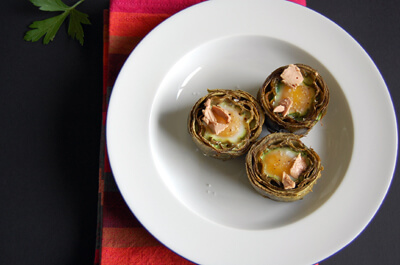 Come si presentano i carciofi con uova bazzotte al centro e decorazione di paté di fegato