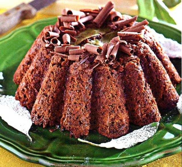 Dolce di pane e cioccolato guarnito in sommità con riccioli di cioccolata al latte