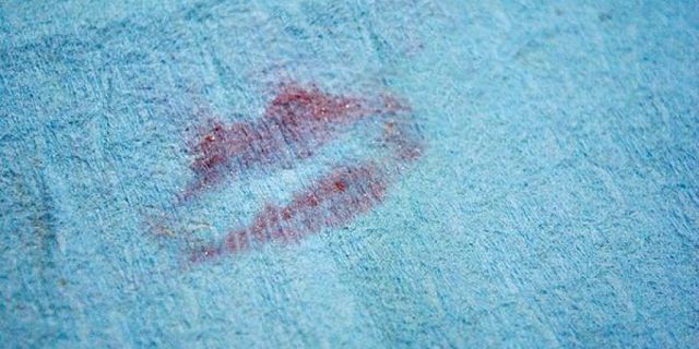 Impronta di rossetto difficile da eliminare Macchia di rossetto su tessuto colorato