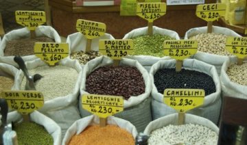 Legumi sfusi nei sacchi in bellavista