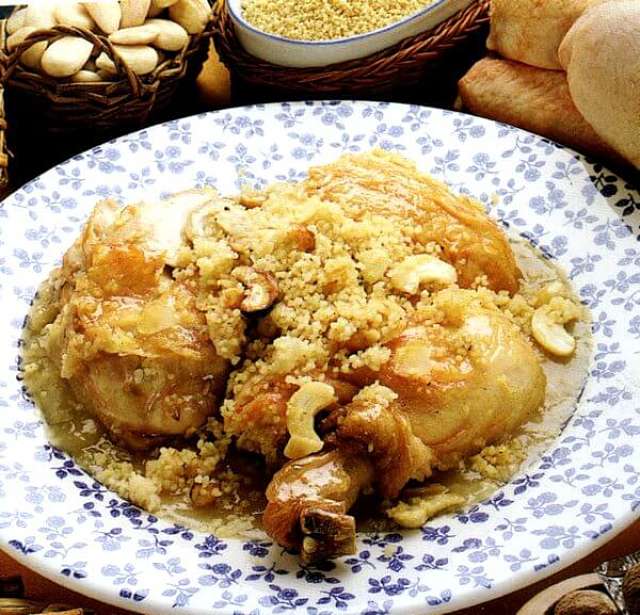 Appetitoso piatto con pollo, cous cous e frutta secca fatto secondo la ricetta tradizionale del Marocco