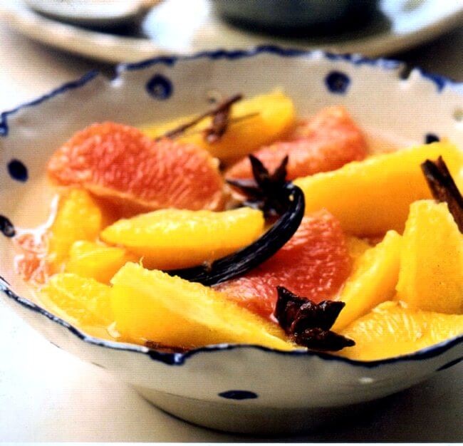 Aspetto di pompelmi e arance allo sciroppo speziato