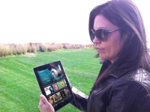 Giovane donna consulta la selezione di Prime Video