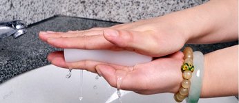 Come strizzare la gomma magica premendola tra le mani