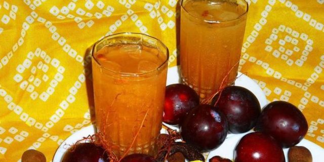 Dissetante e benefica bevanda al tamarindo Succo di tamarindo ghiacciato con suoi frutti freschi e prugne