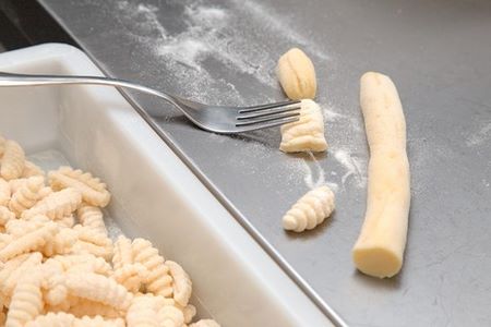 Si può usare una forchetta per rigare i cavatelli
