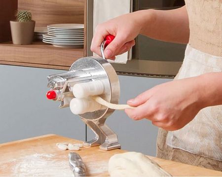 Con l'apposita macchinetta si fanno i cavatelli in modo rapido e semplice