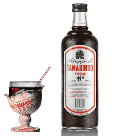 Bottiglia e bicchiere con dentro sciroppo di tamarindo della marca Erba