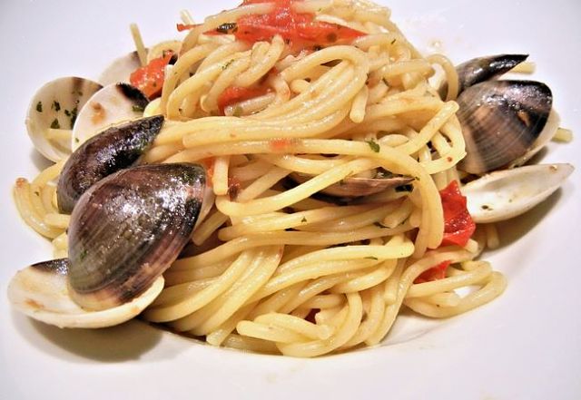 Appetitosi spaghetti alle vongole Il pomodoro deve dare solo colore agli spaghetti con vongole veraci alla napoletana
