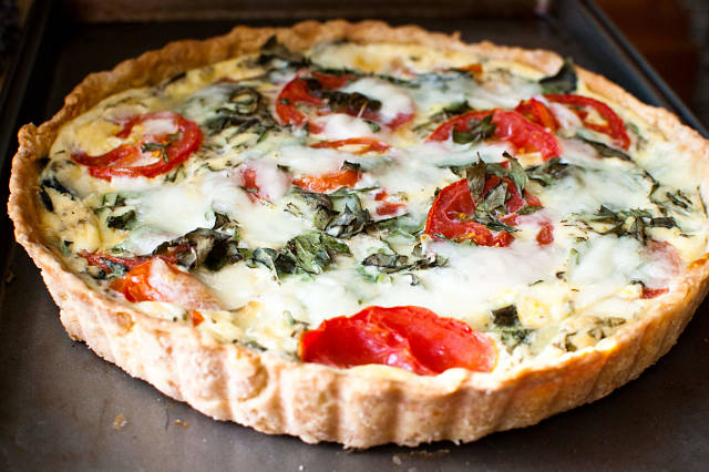 Golosa quiche caprese con pomodori e mozzarella filante