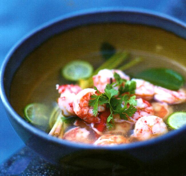 Zuppa di gamberi tipica dell'Indonesia Zuppa di gamberi all'aroma di agrumi