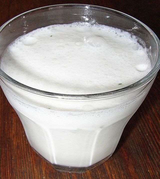 Bicchiere con benefico Ayran turco di yogurt, acqua e sale