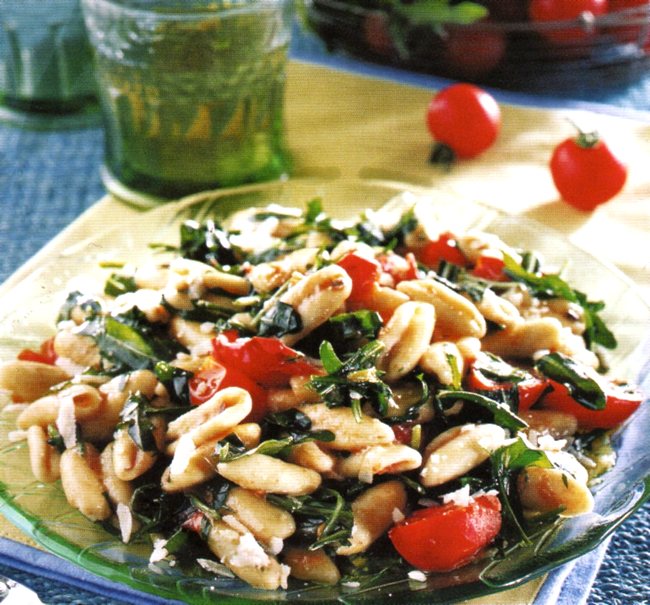I cavatelli pugliesi con pomodorini e rucola sono un primo piatto tipicamente estivo